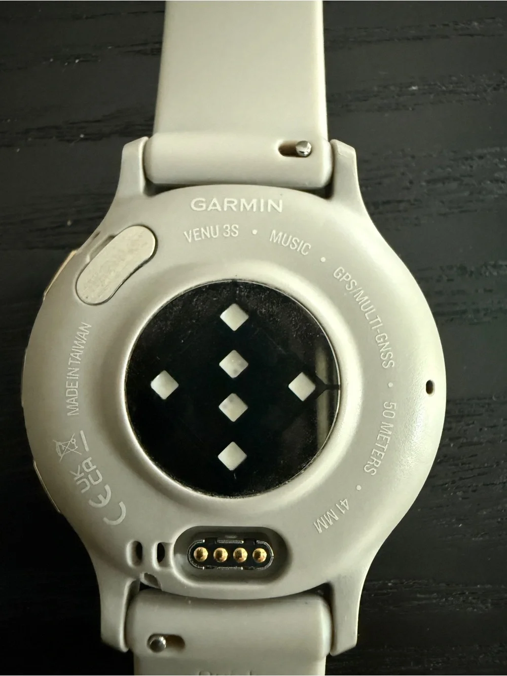 GARMIN Venu3S - Smartwatch with taupe Silicone Band and Gold Bezel